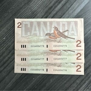 Set of 3 Crisp Bank of Canada 1986 $2 Bills; 2 are sequential.